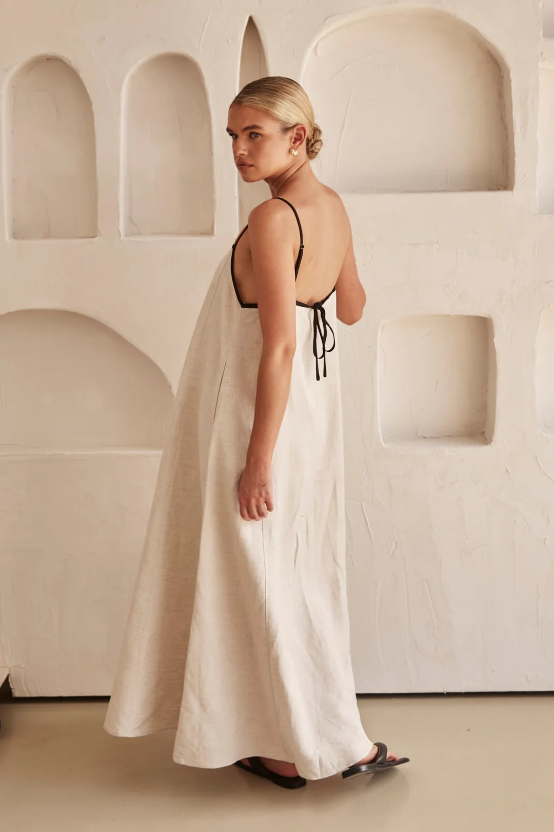 Kontrastierendes Maxikleid aus Leinen