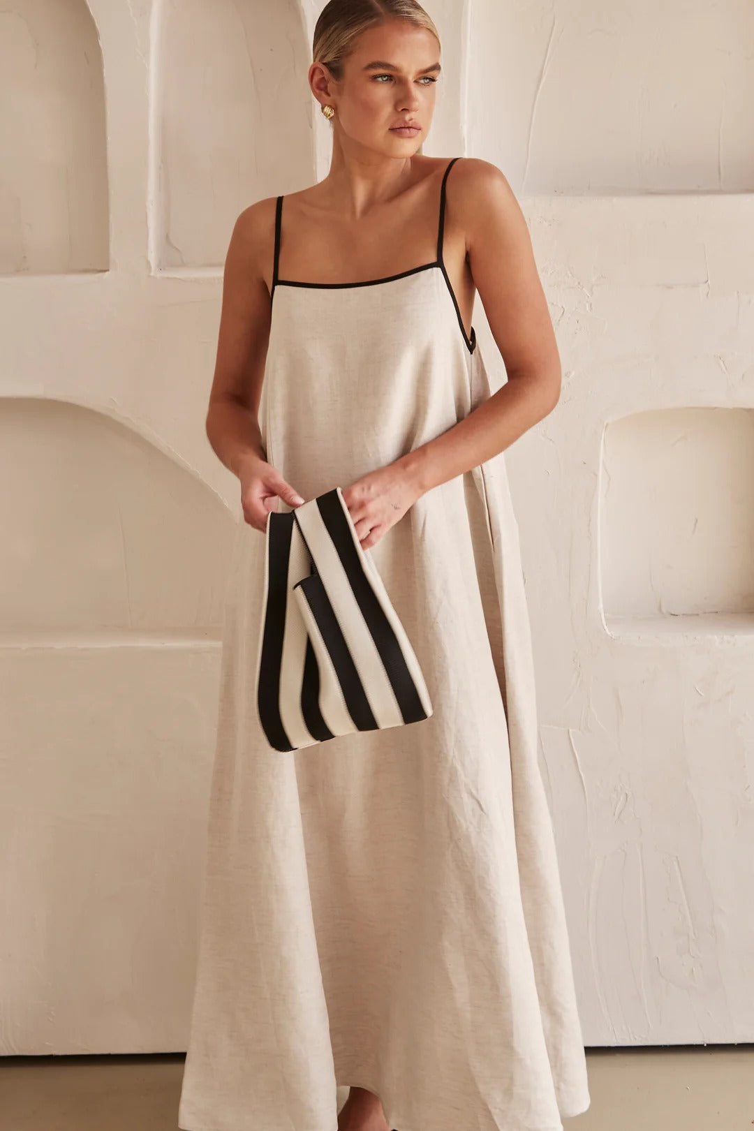 Kontrastierendes Maxikleid aus Leinen
