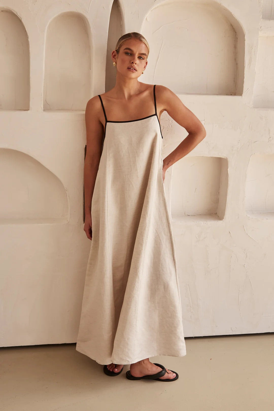 Kontrastierendes Maxikleid aus Leinen